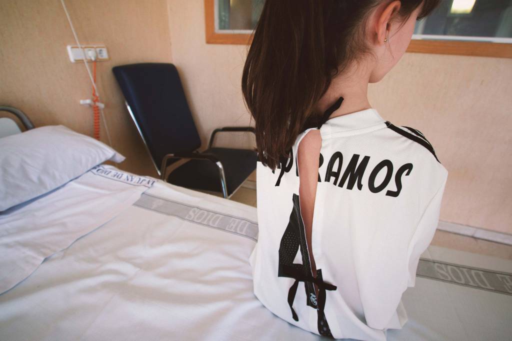 Menina usando camisa de futebol transformada em bata hospitalar