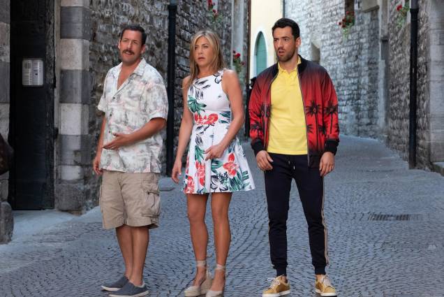 <strong>Mistério no Mediterrâneo (estreia em 14/06): </strong><b></b><i><span style="font-weight:400;"></span></i><i><span style="font-weight:400;"></span></i><span style="font-weight:400;">Após participarem de uma reunião de família no iate de um bilionário durante férias na Europa, um policial e sua mulher se tornam os principais suspeitos de seu assassinato. Com Adam Sandler e Jennifer Aniston.</span> <strong>Mistério no Mediterrâneo (estreia em 14/06): </strong><b></b><i><span style="font-weight:400;"></span></i><i><span style="font-weight:400;"></span></i><span style="font-weight:400;">Após participarem de uma reunião de família no iate de um bilionário durante férias na Europa, um policial e sua mulher se tornam os principais suspeitos de seu assassinato. Com Adam Sandler e Jennifer Aniston.</span>