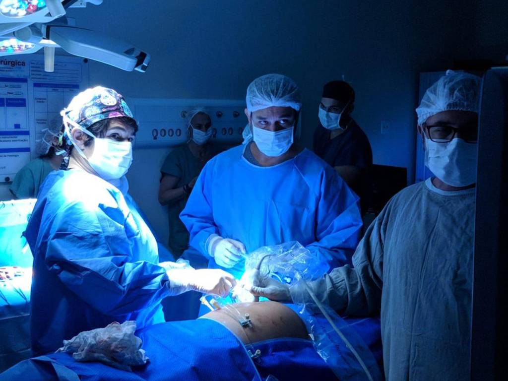 Médicos operam intestino de feto ainda na barriga da mãe