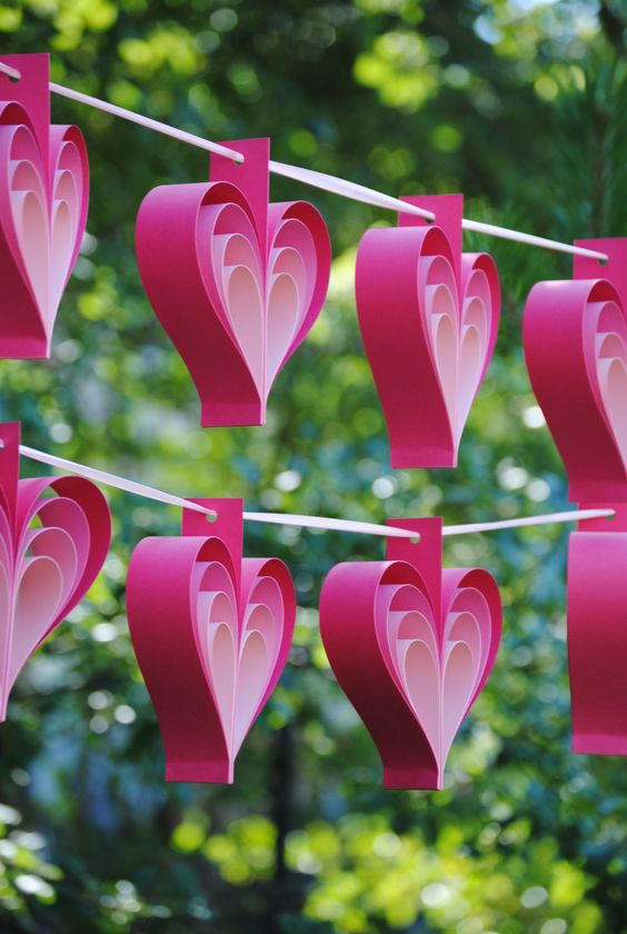 Varal de cora&ccedil;&otilde;es de papel rosa