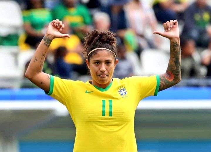 Cris Rozeira pede namorada em casamento