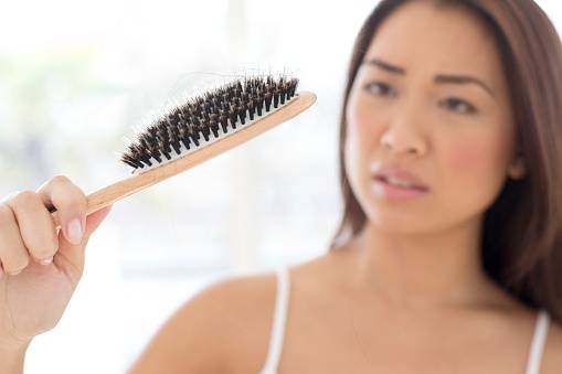 Fique atenta! Queda de cabelo pode ser sinal de doença