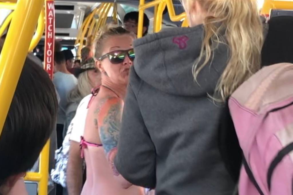 Brasileira é agredida dentro de ônibus no Canadá por falar português