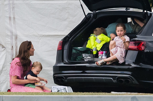 Kate e os filhos em piquenique Kate e os filhos em piquenique