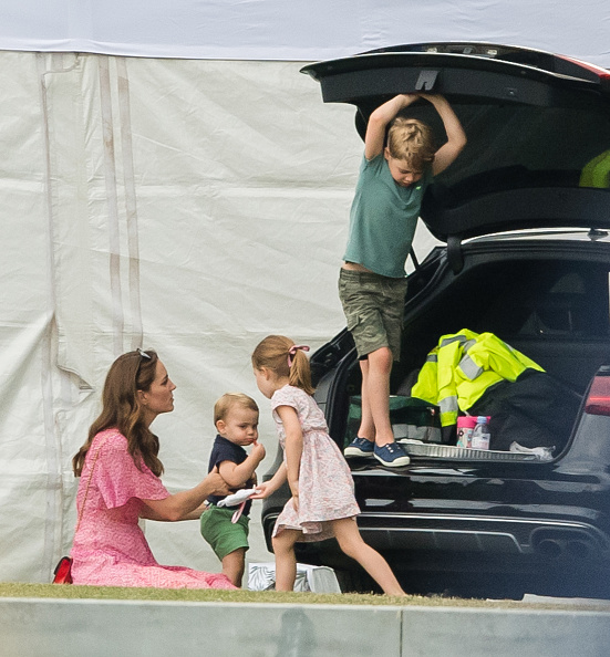 Kate e seus filhos em piquenique Kate e seus filhos em piquenique