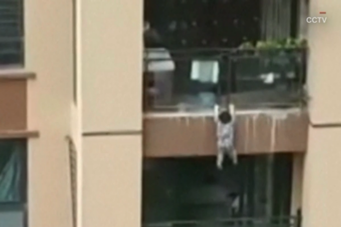 Bebê cai de 6º andar e é salvo de maneira inacreditável