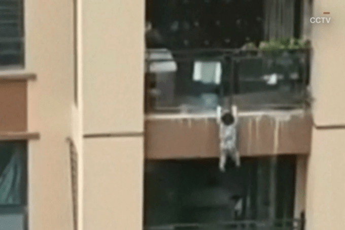 Bebê cai de 6º andar e é salvo de maneira inacreditável