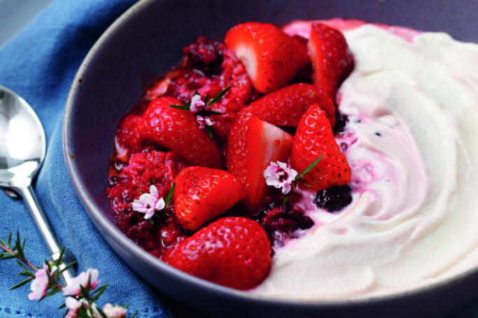 Creme de chocolate branco com frutas vermelhas