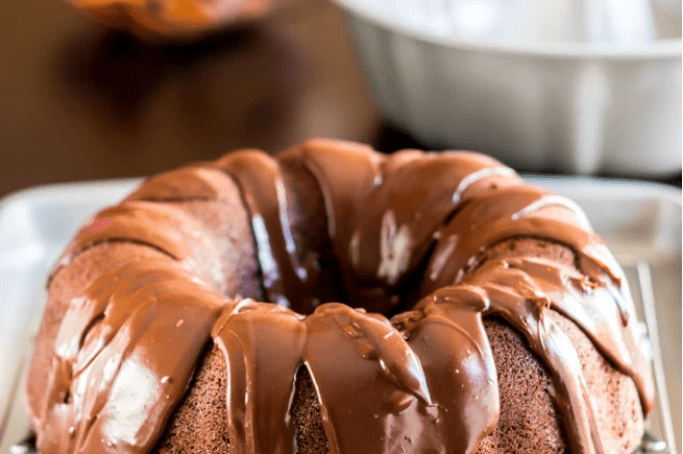 Bolo de cacau com cobertura de chocolate