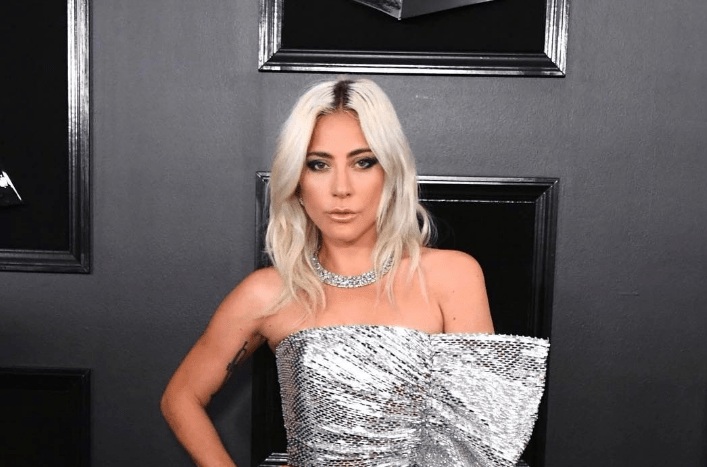 Lady Gaga é flagrada aos beijos com novo affair