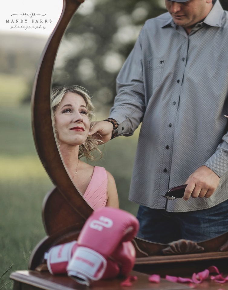 Sessão de fotos representa a luta de uma mulher contra o câncer de mama Sessão de fotos representa a luta de uma mulher contra o câncer de mama