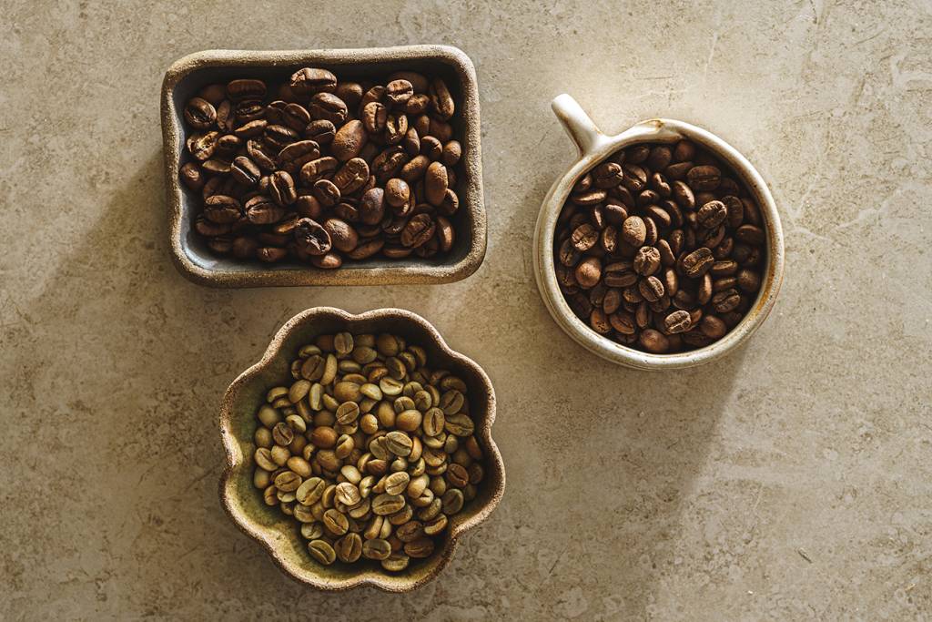A Um Coffee Co. vende grãos verdes, para quem quer testar a torra caseira, e torrados. O procedimento correto pode acentuar a doçura do café A Um Coffee Co. vende grãos verdes, para quem quer testar a torra caseira, e torrados. O procedimento correto pode acentuar a doçura do café