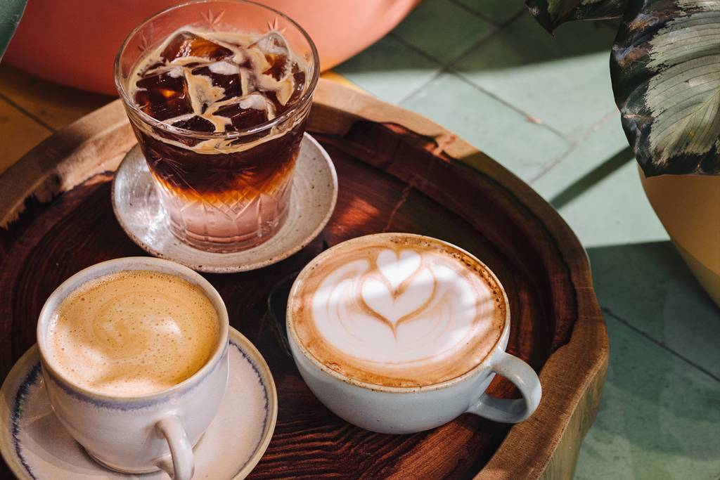 Aprenda a fazer drinks deliciosos com café e saiba como grão é produzido