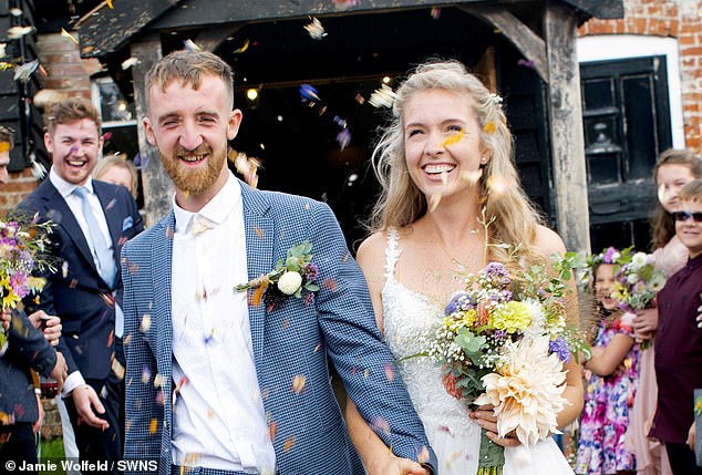 Casal cultiva flores para usar na decoração de seu casamento