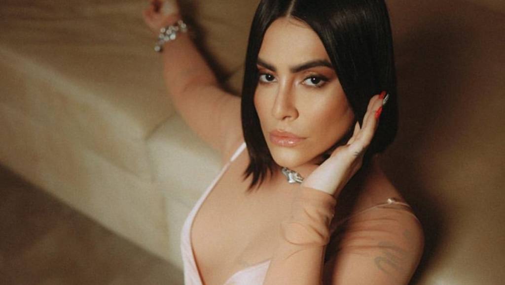 Cleo responde na lata seguidora que a criticou por causa do peso