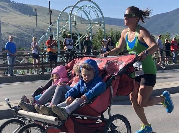 Mãe completa maratona empurrando carrinho com os três filhos