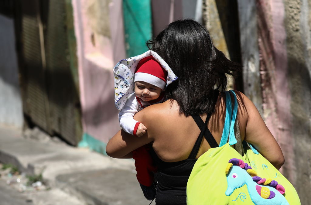 Mães venezuelanas são assediadas para vender seus bebês em Roraima