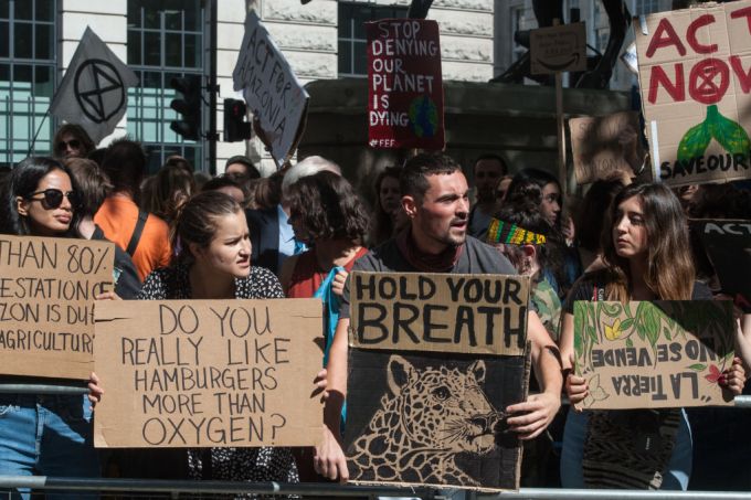 Protestos em Londres contra a devastação da Amazônia