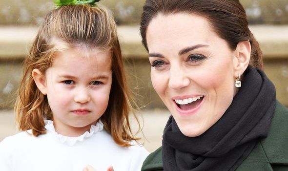 Princesa Charlotte faz caretas durante evento e faz Kate cair na risada