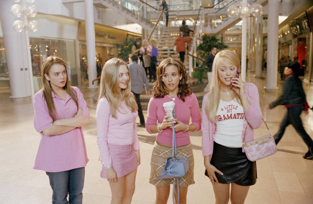 <strong>Meninas Malvadas (estreia em 01/09): </strong>Cady entra para a turma mais popular da escola, mas as coisas ficam complicadas quando o ex da l&iacute;der da turma quer namor&aacute;-la.