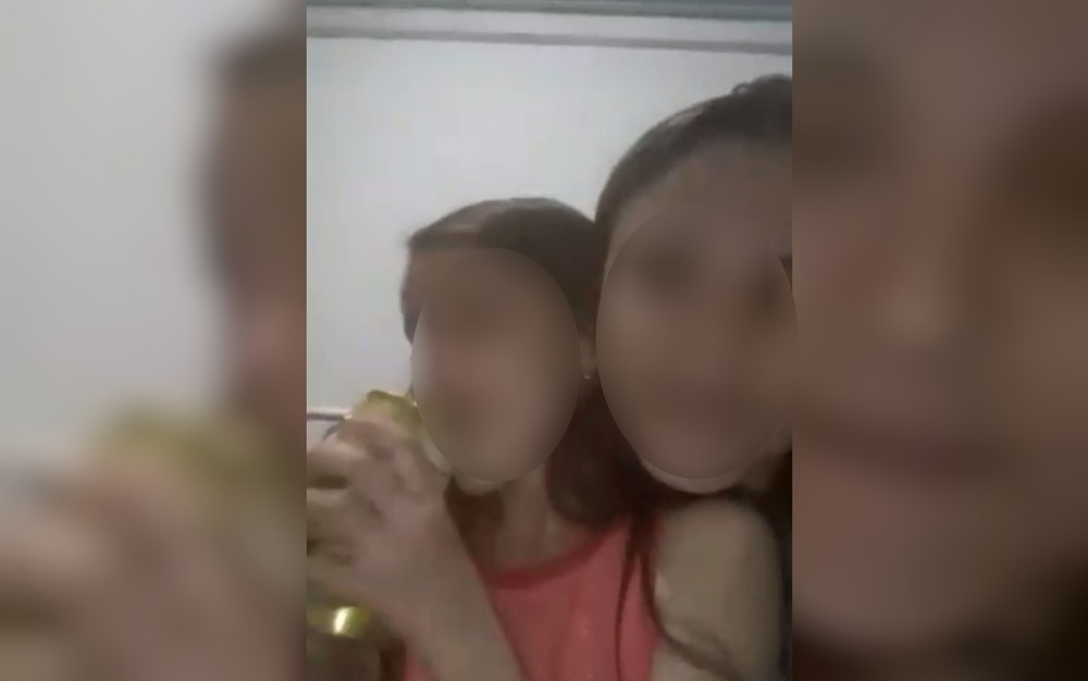 Mulher oferece cerveja para enteada