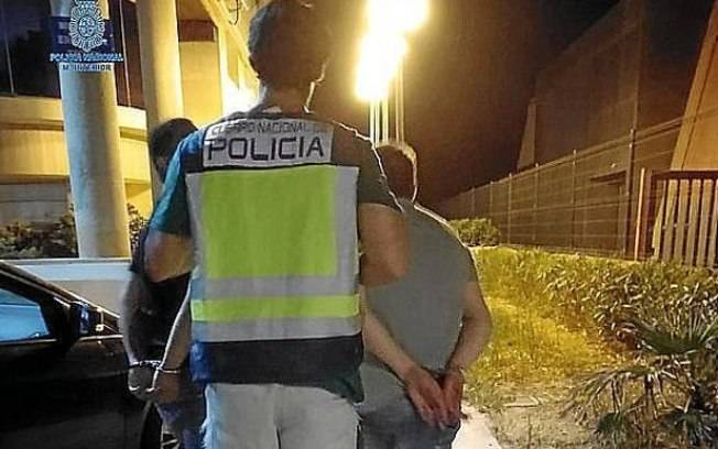 Homem flagra mulher sendo estuprada e pede para participar do abuso