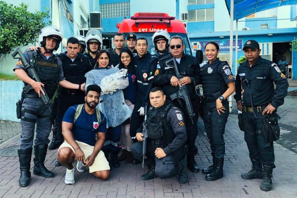 Mãe de bebê abandonado embaixo do carro é presa