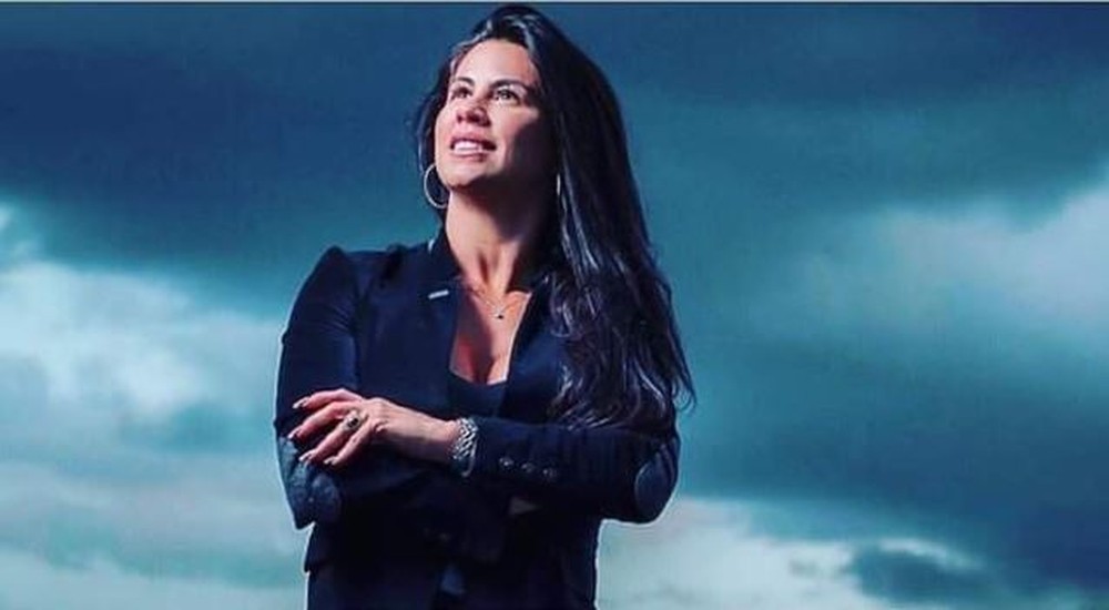 Cantora Fernanda Fé, esposa de ex-jogador, morre após cirurgia plástica