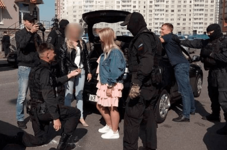 Homem acusa noiva por tráfico de drogas para pedi-la em casamento