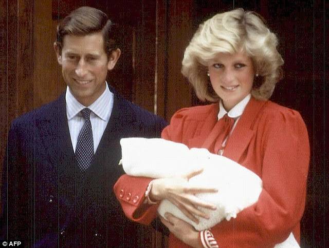 Semelhança de Harry no colo de Lady Di e Archie choca a internet