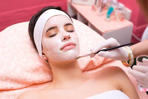 Conheça o peeling de fenol, um dos tratamentos de pele mais populares