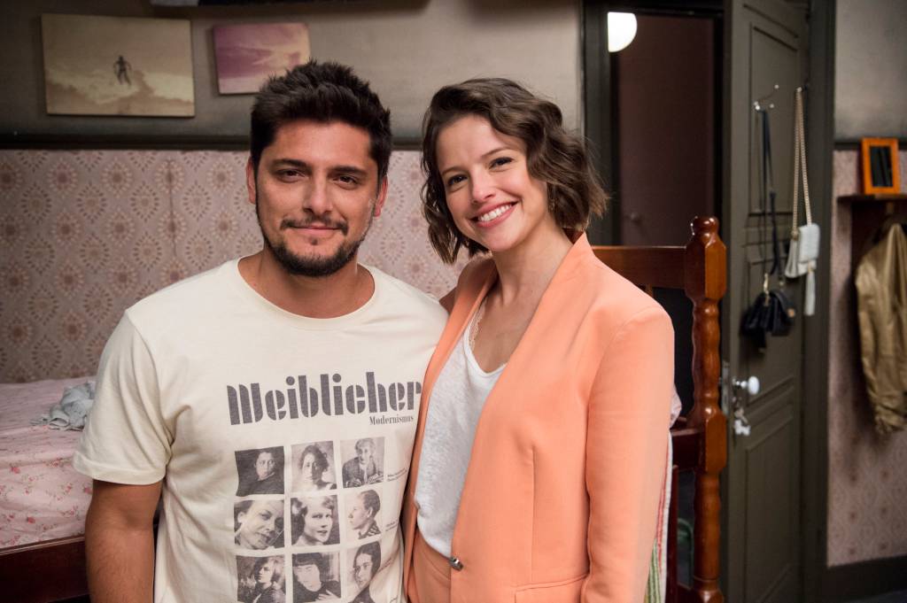 Cunhados na vida real, Agatha Moreira e Bruno Gissoni se beijam em novela