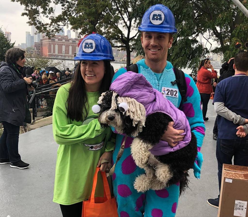 Cachorrinho e donos fantasiados para o Halloween – filme ‘Monstros S.A’