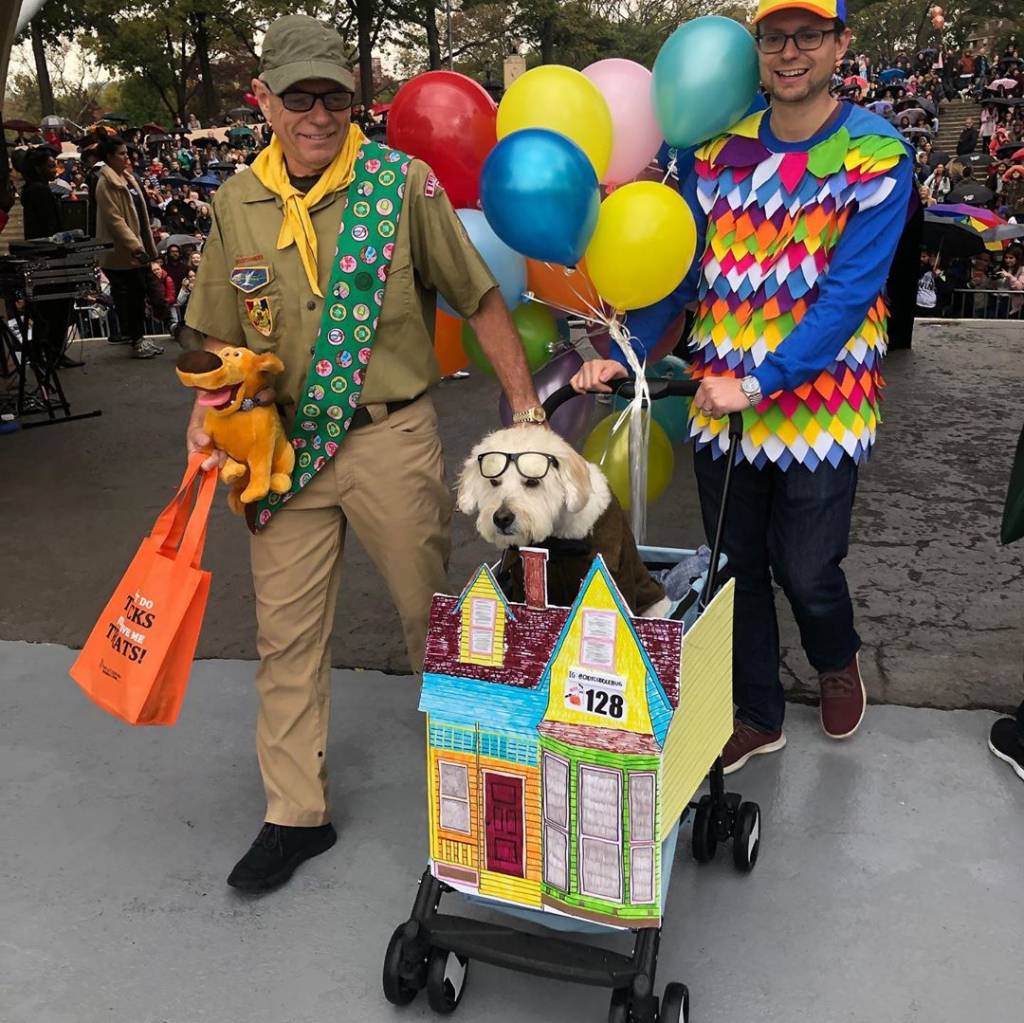 Cachorro e donos fantasiados para o Halloween – filme UP – ‘Altas Aventuras’ Cachorro e donos fantasiados para o Halloween – filme UP – ‘Altas Aventuras’