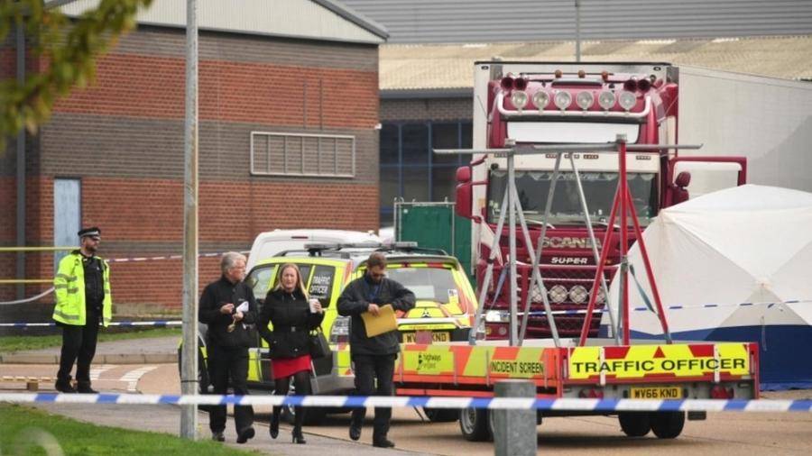 Polícia encontra 39 corpos em caminhão ao leste de Londres