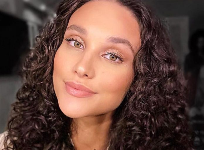 Débora Nascimento faz primeira aparição pública com namorado