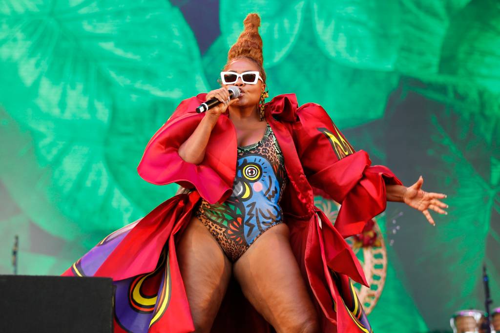 Gaby Amarantos cai em show, bate a cabeça e é levada ao hospital