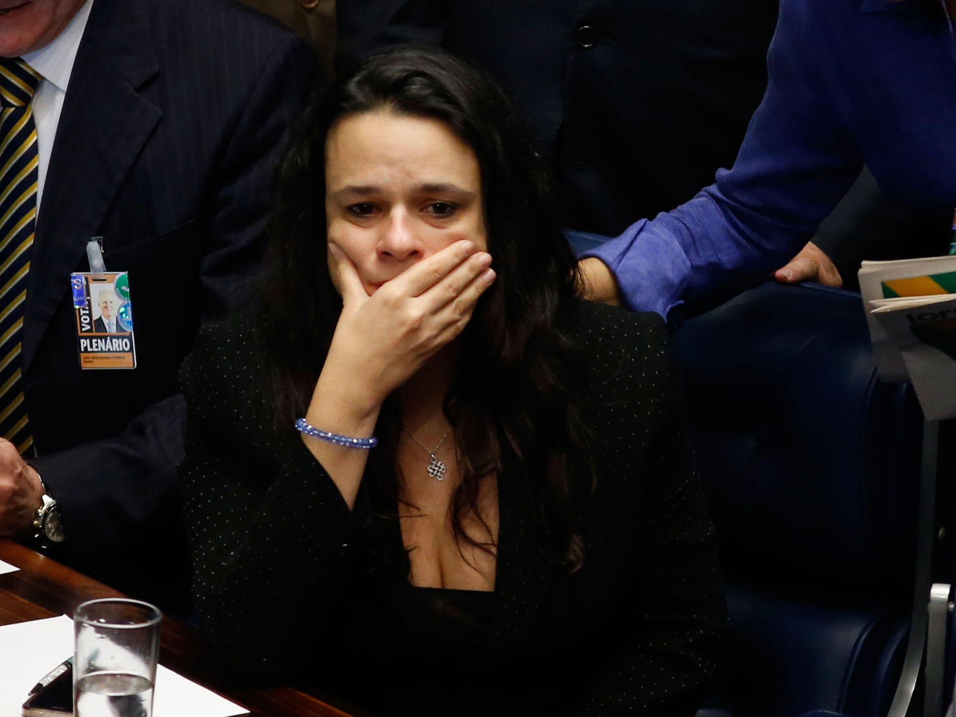 Janaina Paschoal quer proibir homens de dar banho em crianças na escola