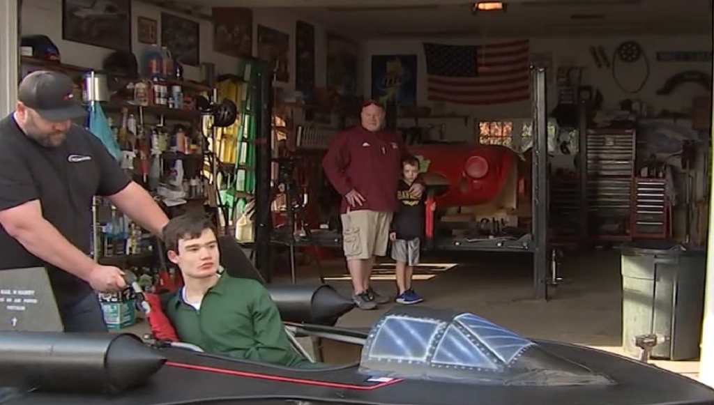 Homem constrói fantasias de Halloween para filho cadeirante e autista