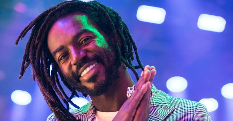 Jonathan Azevedo compartilha primeira foto do filho