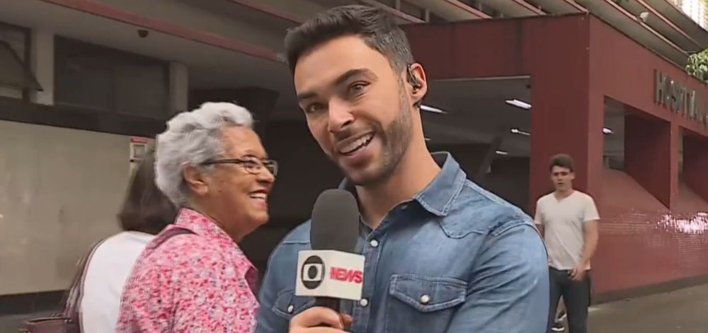 Repórter recebe cantada de idosas ao vivo