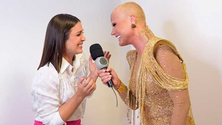 Xuxa tem reação emocionante e leva repórter às lágrimas