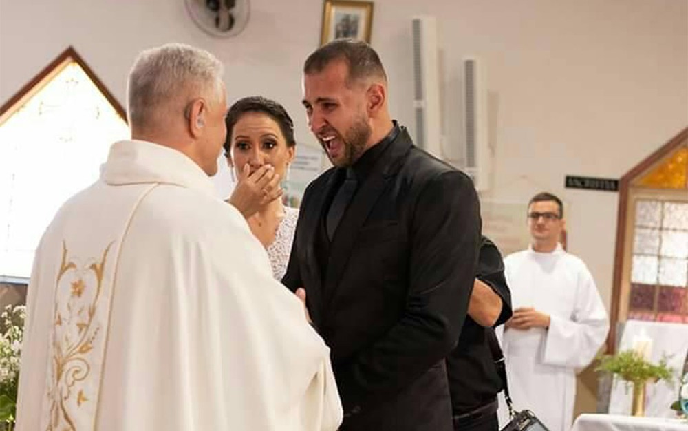 Padre viaja 800 km para celebra casamento em libras para casal surdo