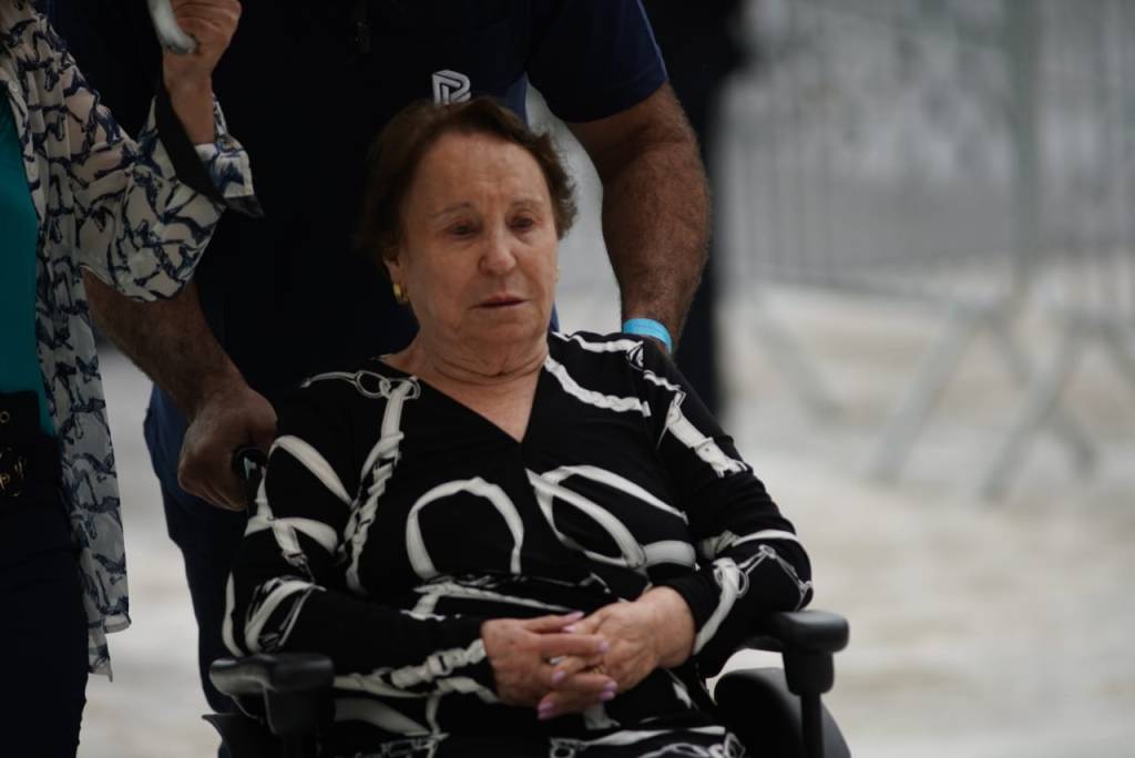 Mãe de Gugu entrega última lembrança ao filho em enterro