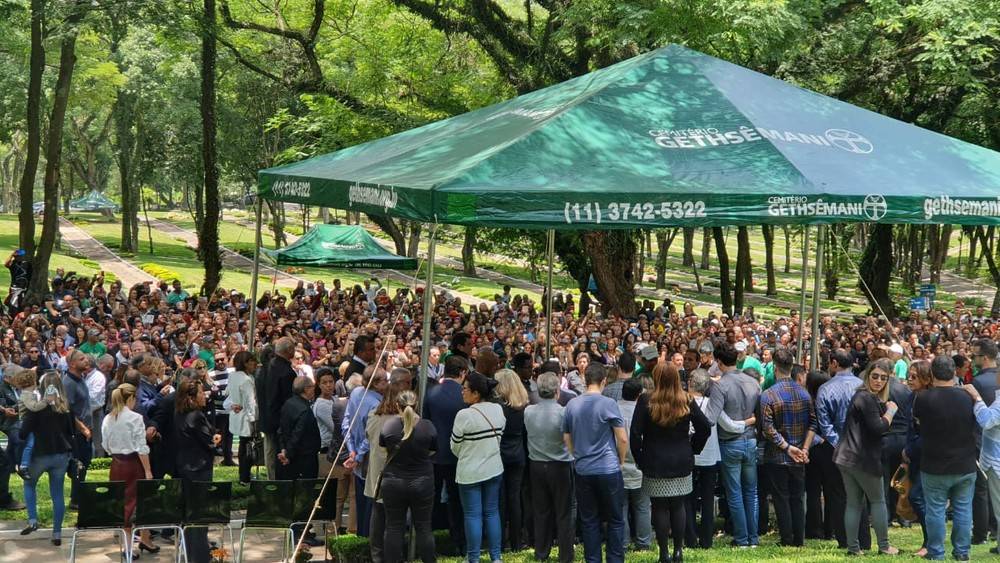 Enterro de Gugu acontece há exatos 10 anos do sepultamento de seu pai