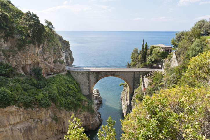 Fjord, ponte sobre o Fiordo di Furore, em Furore, Amalfi Coast, Salerno, Campania, na Itália Fjord, ponte sobre o Fiordo di Furore, em Furore, Amalfi Coast, Salerno, Campania, na Itália