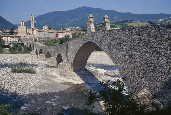 Ponte Vecchio sobre o rio Trebbia, em Bobbio, Emilia-Romagna, na Itália. Ponte Vecchio sobre o rio Trebbia, em Bobbio, Emilia-Romagna, na Itália.