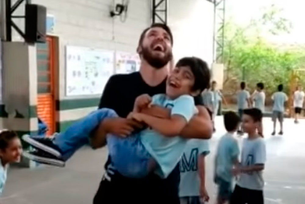 Professor pula corda com aluno cadeirante – veja o vídeo!