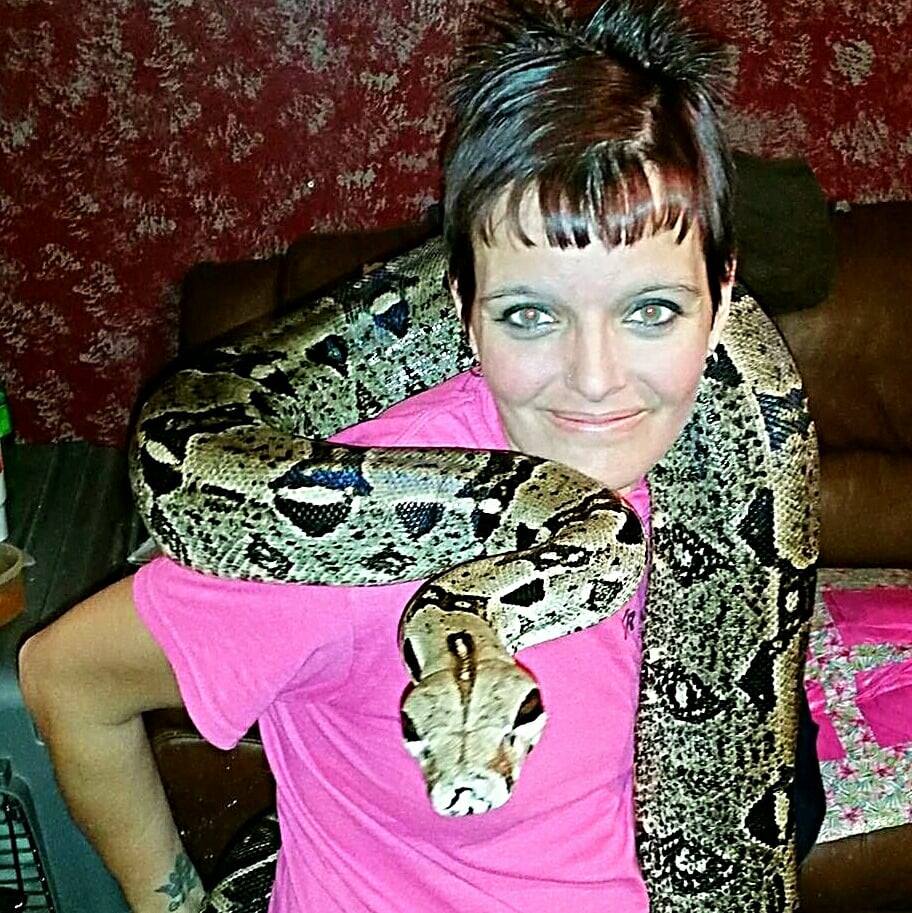 Mulher morre com cobra enrolada no pescoço
