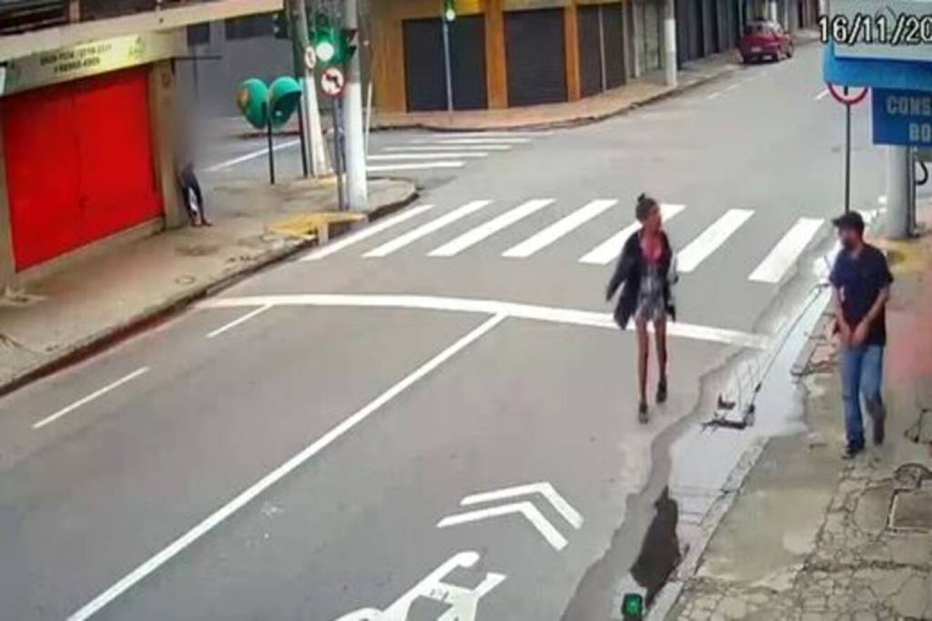 Homem atira em moradora de rua após ela pedir esmolas